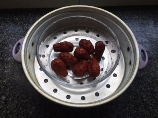 7、红枣山药糕,红枣沥干也同样上锅蒸熟