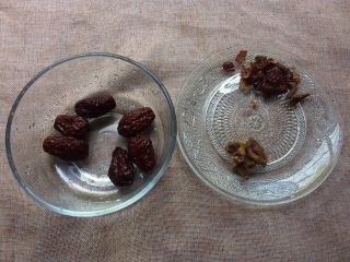 8、红枣山药糕,蒸熟的红枣去皮去核