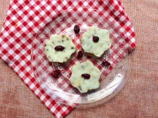 16、红枣山药糕,脱模，摆上蔓越莓即可