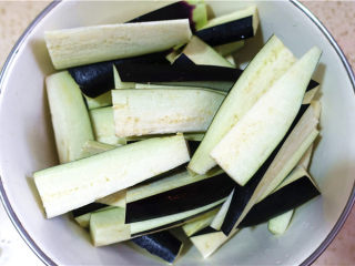1、肉末烧茄子,将茄子洗净，切成长条。