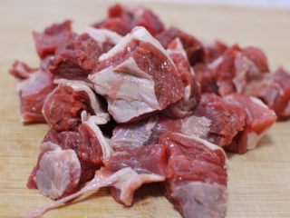 1、番茄胡萝卜牛腩,牛腩切大块。