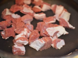 2、番茄胡萝卜牛腩,冷水下锅，煮开之后接着煮5分钟。