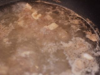 3、番茄胡萝卜牛腩,煮出血水。