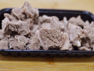 4、番茄胡萝卜牛腩,倒出牛腩，冲洗干净。