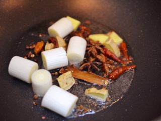 6、番茄胡萝卜牛腩,锅中倒入少许油烧热，放入步骤五的所有调料，小火炒香。