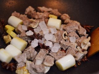 7、番茄胡萝卜牛腩,放入牛腩和一小把冰糖。