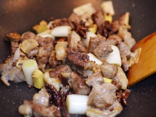 8、番茄胡萝卜牛腩,炒到牛腩表面金黄。