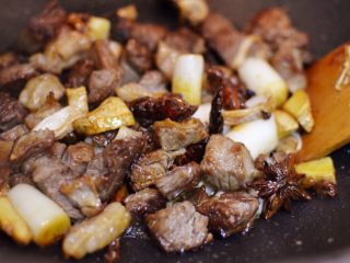 9、番茄胡萝卜牛腩,放入料酒、生抽、耗油和少许老抽翻炒均匀。