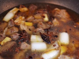 10、番茄胡萝卜牛腩,倒入清水与食材平齐，并转入高压锅，放入黑胡椒、少许鸡精。盖上锅盖，大火煮开后，转小火压20分钟。