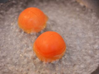 13、番茄胡萝卜牛腩,放入沸水中，烫一下。