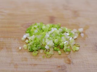 16、番茄胡萝卜牛腩,小葱切葱花。