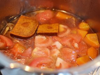 21、番茄胡萝卜牛腩,敞开锅盖，大火，放入番茄和番茄红烩调料。