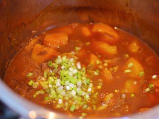 22、番茄胡萝卜牛腩,煮到汤汁粘稠，放入葱花搅拌均匀。（煮的时候不时搅拌一下，防止粘锅。）
