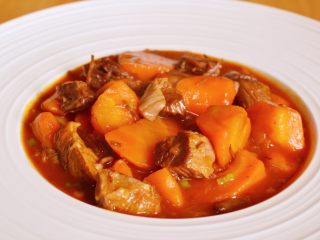 23、番茄胡萝卜牛腩,装盘。