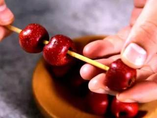 2、自己在家做冰糖葫芦、一口气连吃三串、做法简单又快捷,用竹签串起