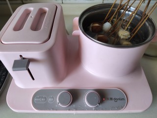 4、香辣沾串,水开煮熟串串