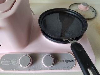 6、香辣沾串,炒锅放300ml清水