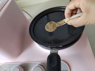 7、香辣沾串,放一勺五香粉