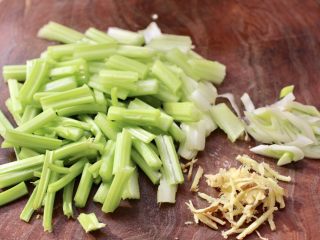 3、红虾芹菜土豆小炒,芹菜去叶洗净后切段，葱姜切丝。