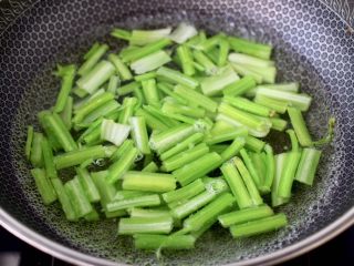 4、红虾芹菜土豆小炒,锅中倒入适量的清水烧开，加入适量盐，放入芹菜进行焯水，变色断生捞出过冷水备用。