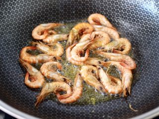5、红虾芹菜土豆小炒,另起锅烧热后，倒入花生油烧热，把红虾倒入锅中小火慢慢煎出虾油变红色，盛出备用。