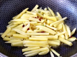 7、红虾芹菜土豆小炒,这个时候加入土豆条，大火快速翻炒片刻。