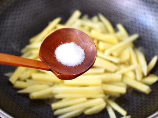 8、红虾芹菜土豆小炒,根据个人口味，加入适量的盐调味。