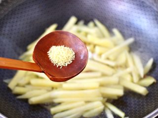 9、红虾芹菜土豆小炒,加入鸡精增加口感。