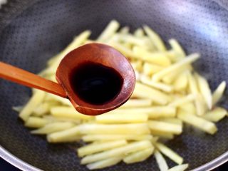 10、红虾芹菜土豆小炒,再倒入生抽调味调色。