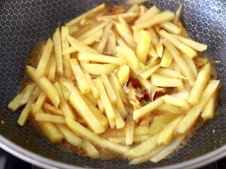 11、红虾芹菜土豆小炒,大火继续快速翻炒至所有食材混合均匀。