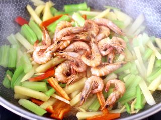 14、红虾芹菜土豆小炒,最后加入煎好的红虾。