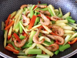 15、红虾芹菜土豆小炒,大火快速翻炒至所有食材，混合均匀即可关火。