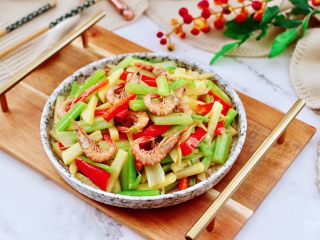 16、红虾芹菜土豆小炒,鲜香味浓郁又营养丰富。