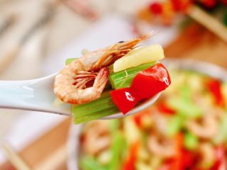 17、红虾芹菜土豆小炒,下饭又下酒，每次炒一锅不够吃。