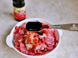 3、香菇炒肉片,加入蚝油。