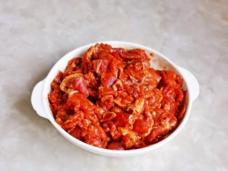 4、香菇炒肉片,戴上食品手套，抓拌均匀。