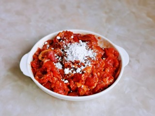 5、香菇炒肉片,加入淀粉抓拌至无干粉。