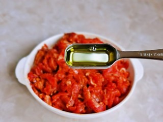 6、香菇炒肉片,最后淋上一勺食用油，锁住牛肉水分，充分抓拌均匀，腌制15分钟。