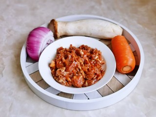 7、香菇炒肉片,准备好其它食材。