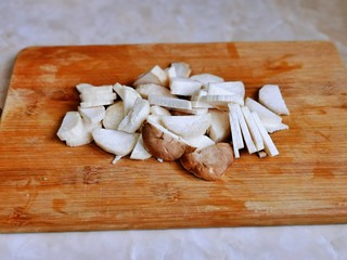 9、香菇炒肉片,香菇洗干净切块，杏鲍菇去皮洗干净切片。（全部用香菇也可以哈，我因为家里就剩下一朵香菇啦！！）