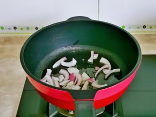 11、香菇炒肉片,起油锅，加入洋葱煸炒。