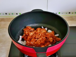 12、香菇炒肉片,再加入腌制好的牛肉。