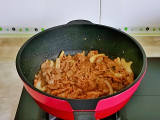 13、香菇炒肉片,翻炒牛肉变色。