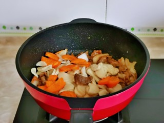 14、香菇炒肉片,加入胡萝卜与焯的菇类。