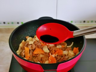 15、香菇炒肉片,加入1勺生抽。