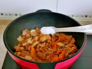 16、香菇炒肉片,按个人口味加入盐，快速翻炒。