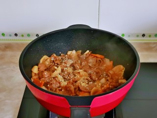 17、香菇炒肉片,撒上熟白芝麻，翻炒均匀关火出锅。