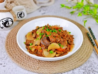 18、香菇炒肉片,盛出装盘撒上葱花。