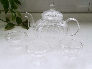 1、荷叶玳玳花茶,清洗干净的茶壶茶杯。