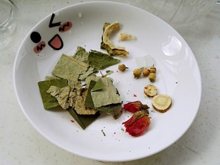 2、荷叶玳玳花茶,花茶原料：荷叶、苦瓜、玳玳花、甘草、玫瑰花、冰糖。